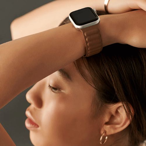 Primer plano del cierre magnético de una correa Leather Link para Apple Watch