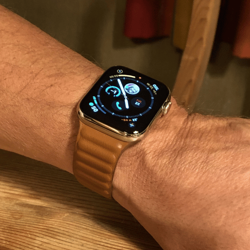 Correa Leather Link de Apple Watch puesta en la muñeca, mostrando cómo se enrolla la correa magnética